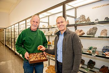 Zwei Wissenschaftler stehen im Geomuseum der TU Clausthal.
