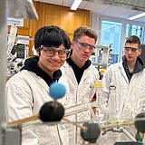 Vier Studierende im Labor